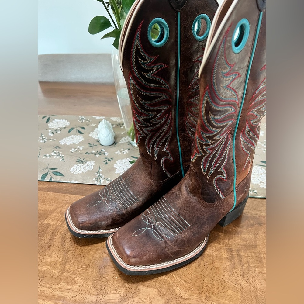 Full-grain leather   1.375" stockman heel
Broad square toe
13" upper shaft